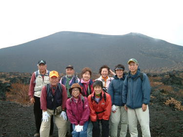 火口で記念撮影