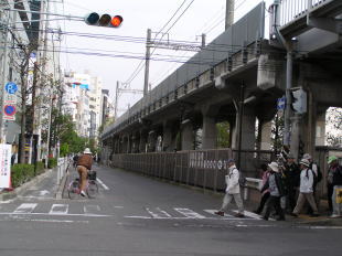 江ノ電ガードをくぐる