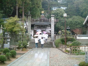 若いお遍路で賑やかな極楽寺