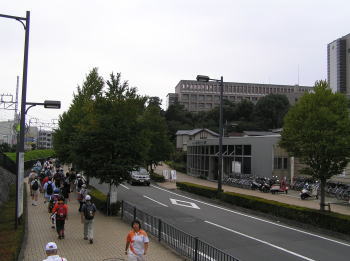 日大六会駅より日大を望む