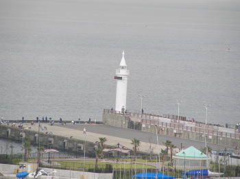 灯台・庭園を望む