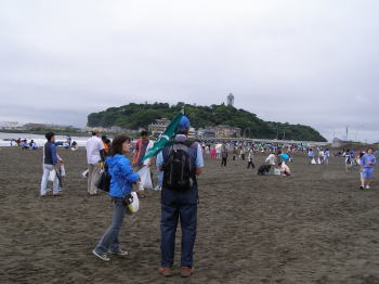片瀬東浜の清掃