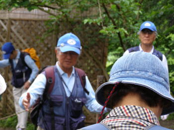 広町の森入口で歩行上の注意をする谷村さん