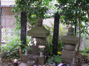 源義朝と従者鎌田正清の墓石